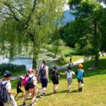 Enfants au bord du lac du Môle