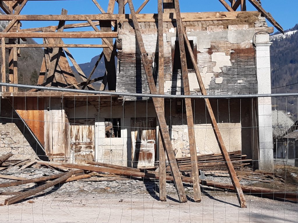 Exemple de lattis, utilisé en intérieur et en façade, on aperçoit le millefeuilles (plâtre, lattes sur planches, planches sur poutres)
