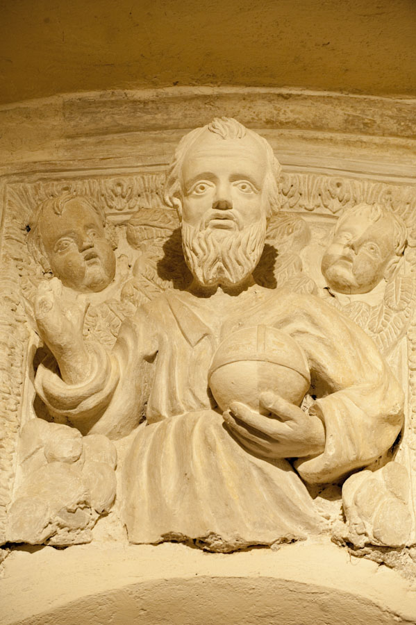 Elément en stuc visible au prieuré de Peillonnex