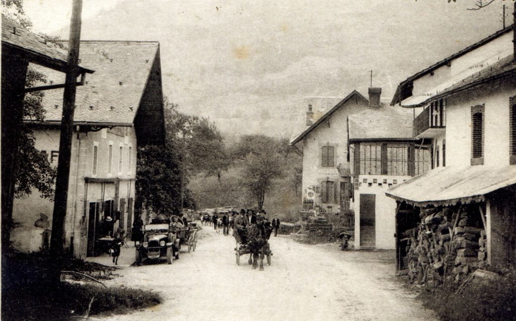 Carte postale du centre du village d'Onnion