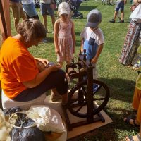 Travail de la laine lors du festival du hérisson à Peillonnex