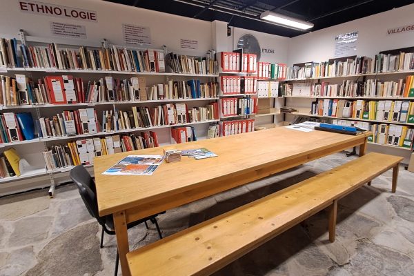 Vue de la médiathèque de la maison de la mémoire